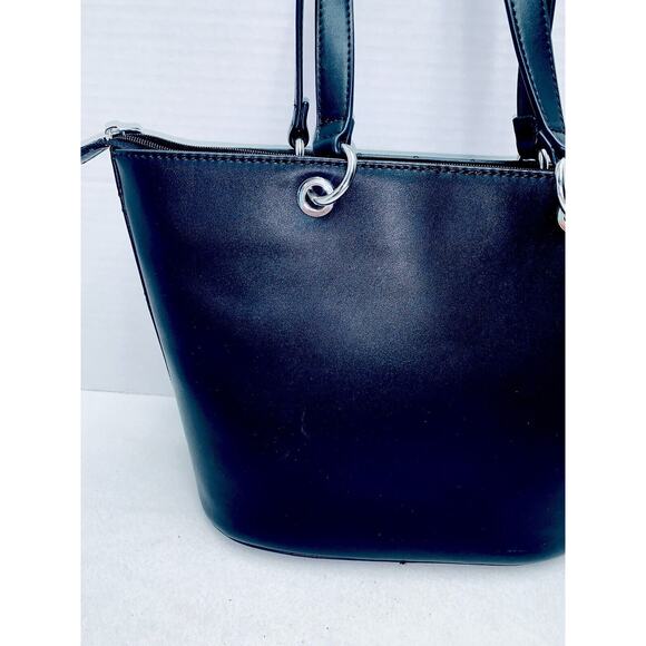 Guess Quilted Tote Purse Black Silver Faux Leather Pockets Slots Zipper Top EUC - Picture 16 of 16